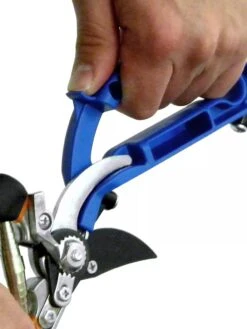 Front Page -The Garden Works Shop 40507 009V tif