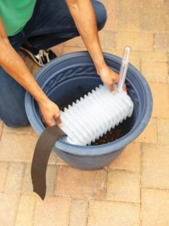Adjustable Self-Watering Insert For Pots And Planters -The Garden Works Shop 8610250 0006 tif